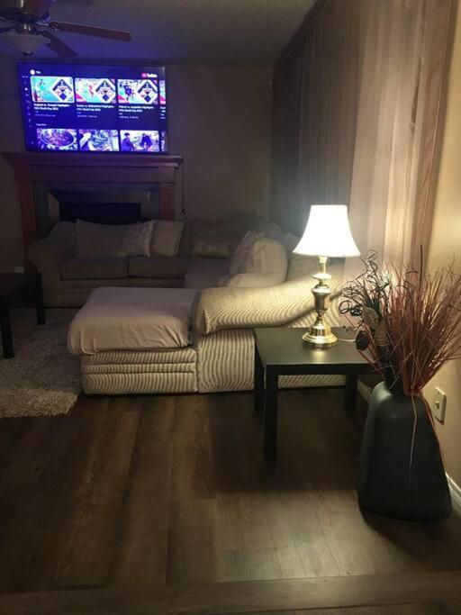 Renovated 4 Bedrooms 20 Sleeps Shopping Mall Edmonton Dış mekan fotoğraf