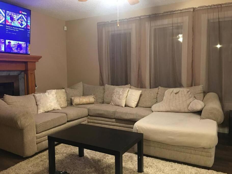 Renovated 4 Bedrooms 20 Sleeps Shopping Mall Edmonton Dış mekan fotoğraf