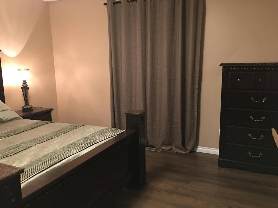 Renovated 4 Bedrooms 20 Sleeps Shopping Mall Edmonton Dış mekan fotoğraf