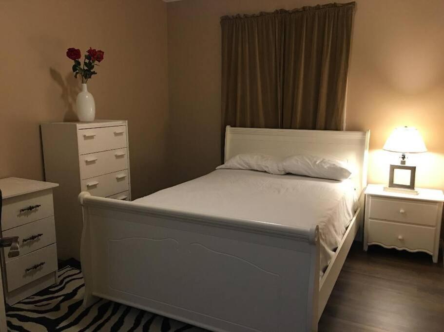 Renovated 4 Bedrooms 20 Sleeps Shopping Mall Edmonton Dış mekan fotoğraf