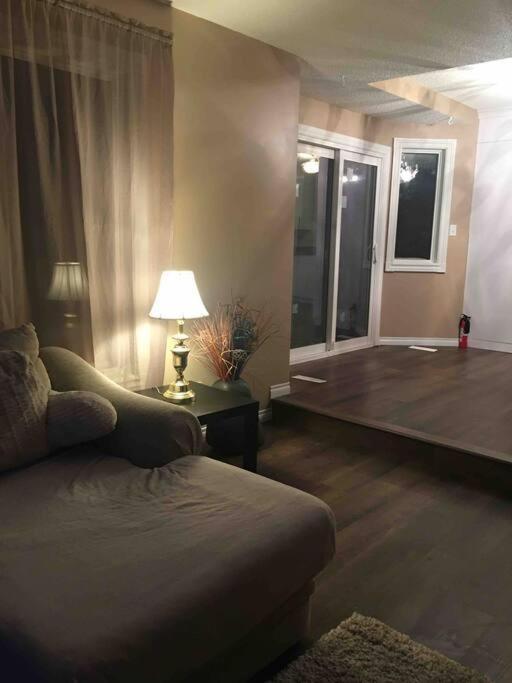 Renovated 4 Bedrooms 20 Sleeps Shopping Mall Edmonton Dış mekan fotoğraf