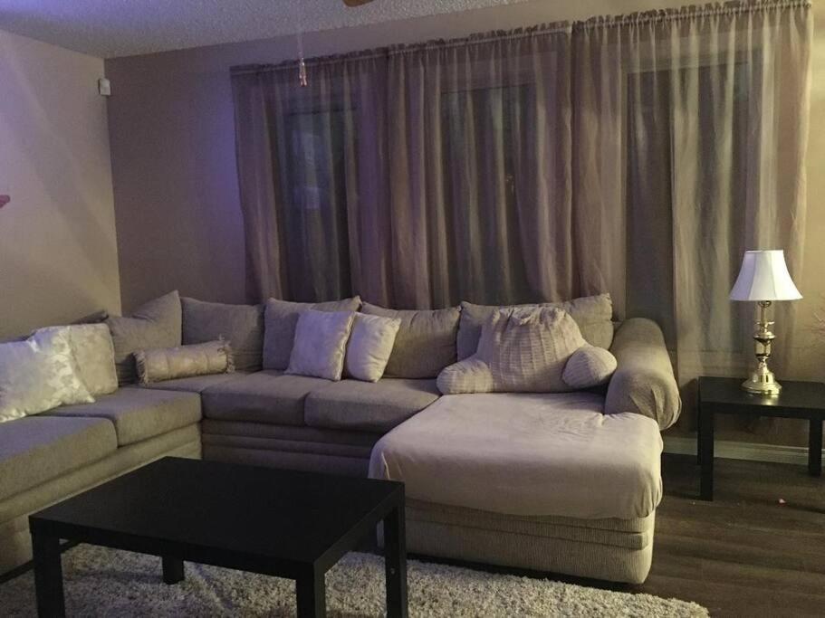 Renovated 4 Bedrooms 20 Sleeps Shopping Mall Edmonton Dış mekan fotoğraf