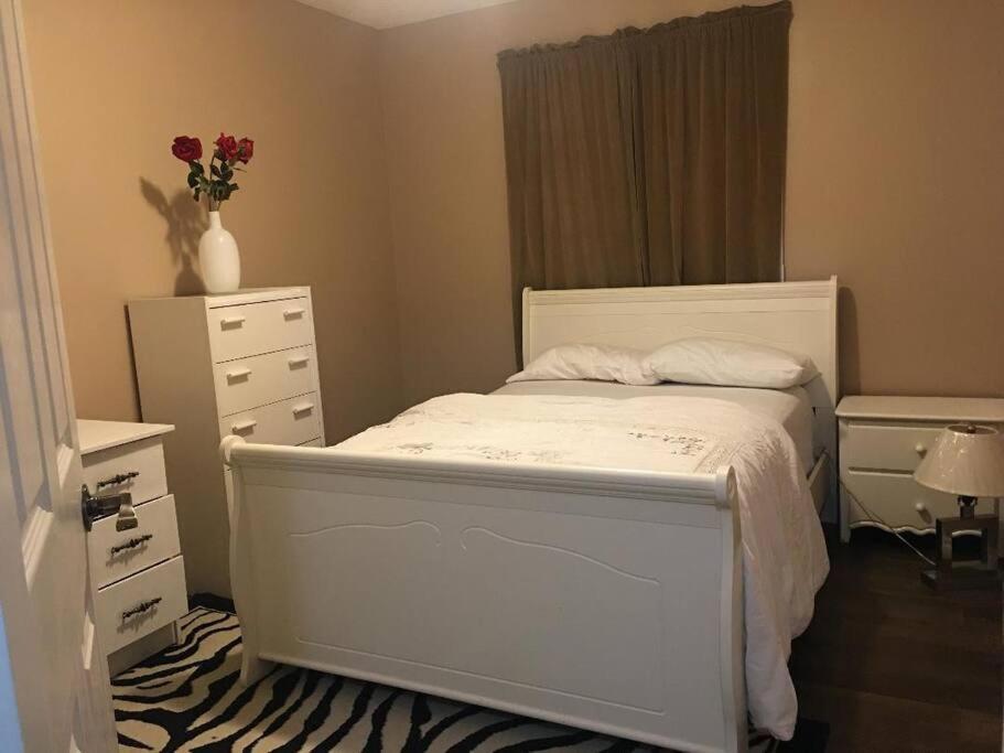 Renovated 4 Bedrooms 20 Sleeps Shopping Mall Edmonton Dış mekan fotoğraf