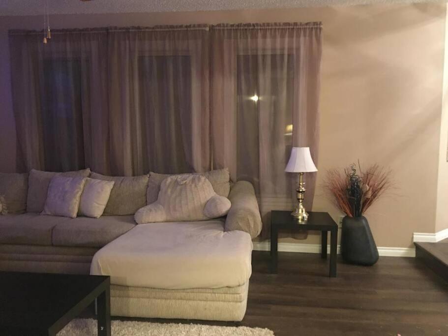 Renovated 4 Bedrooms 20 Sleeps Shopping Mall Edmonton Dış mekan fotoğraf