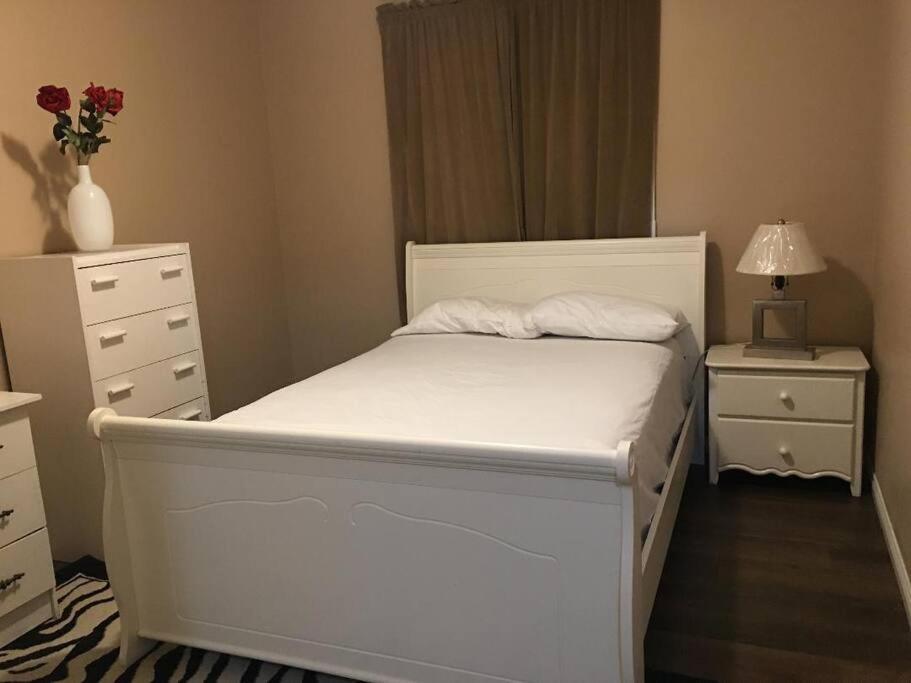 Renovated 4 Bedrooms 20 Sleeps Shopping Mall Edmonton Dış mekan fotoğraf