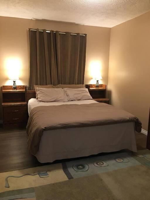 Renovated 4 Bedrooms 20 Sleeps Shopping Mall Edmonton Dış mekan fotoğraf