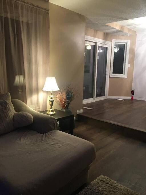 Renovated 4 Bedrooms 20 Sleeps Shopping Mall Edmonton Dış mekan fotoğraf