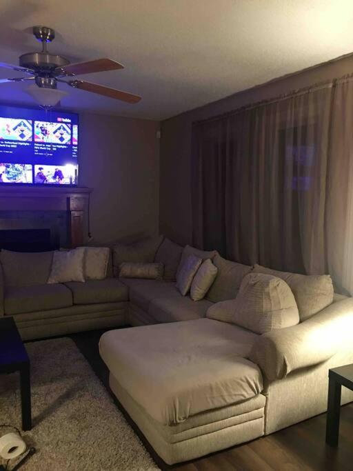 Renovated 4 Bedrooms 20 Sleeps Shopping Mall Edmonton Dış mekan fotoğraf